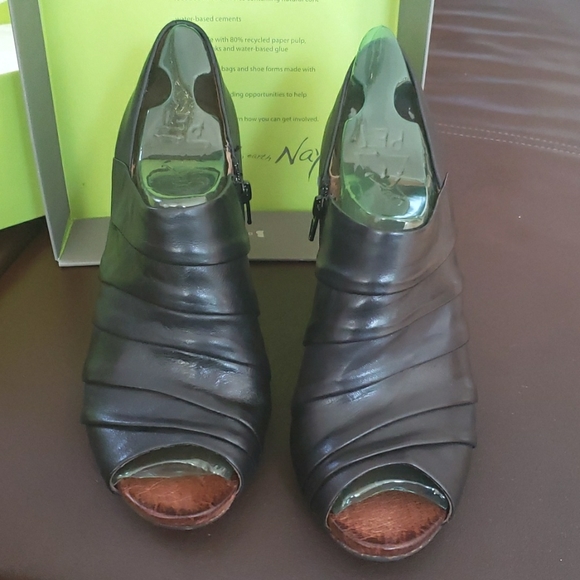 Naya for Anthropologie Black Genesis Leather Peep Toe Wedge Sandals NWT Size 8 - Picture 12 of 13